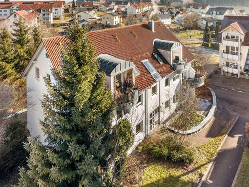 Hausansicht mit Umfeld - 3 Zimmer Etagenwohnung in Pfullendorf