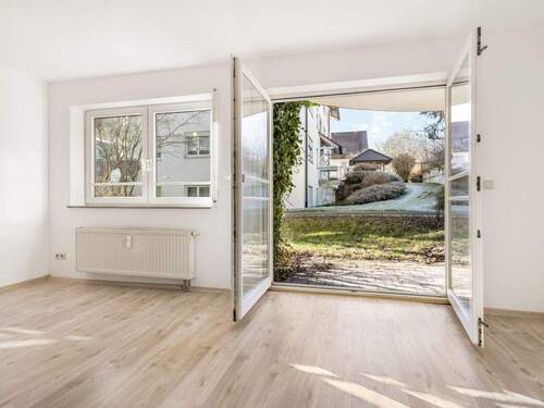 Wohnzimmer mit Zugang zur Süd-West-Terrasse - 