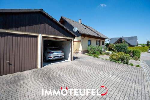 Garage und Stellplätze - 