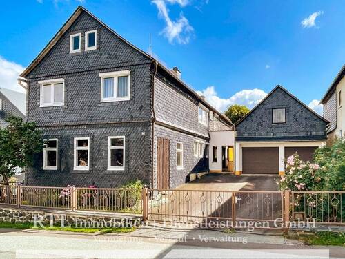 Ansicht - Wohnhaus mit Werkstatt, Garagen & Grünfläche (A1596)