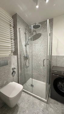 Badezimmer mit Waschmaschine - 
