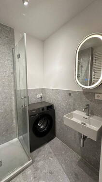 Badezimmer mit Waschmaschine - 