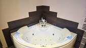 EG: Badezimmer m. Whirlpool-Badewanne - 
