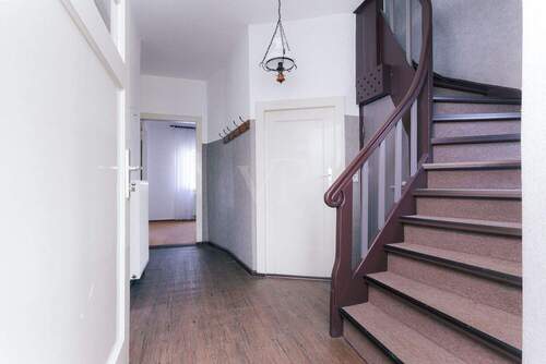 Flur mit Blick auf die originale Holztreppe - Einfamilienhaus mit 126,30 m&sup2; in Falkensee zum Kaufen
