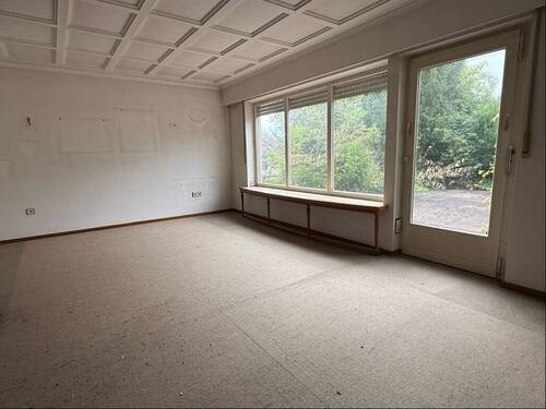 Wohnzimmer mit Blick auf Terrasse - 