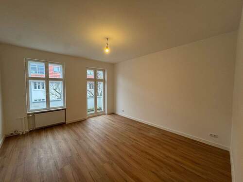 Wohnzimmer - Erstbezug nach Sanierung: Helle 3-Zimmer-Wohnung in Berlin - Emser Straße