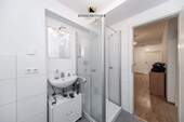 ...mit Dusche, Waschbecken und WC - 