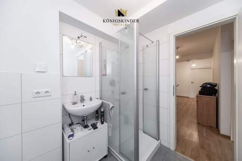 ...mit Dusche, Waschbecken und WC - 