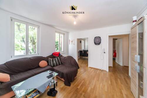 Wohnzimmer mit Blick Richtung Küche - 