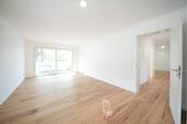 Wohn,- Esszimmer mit Balkon - 