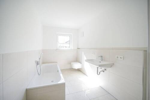 Bad mit Wann und begehbarer Dusche - 