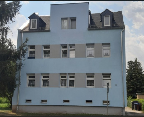 Hausansicht - 3 Raum Wohnung mit viel Grün sucht neue Mieter