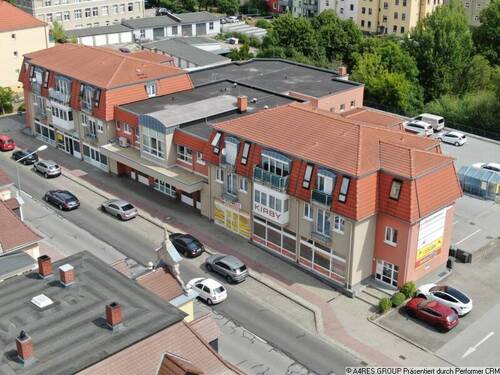 Objektansicht_vorn - A4RES - Hier beginnt Erfolg: Zeigefenster für Ihr Geschäft, viele Parkplätze, starke Präsenz