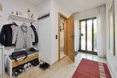 Eingangsdiele mit dem Gäste-WC und Garderobe - 