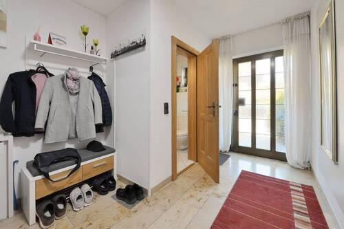 Eingangsdiele mit dem Gäste-WC und Garderobe - 