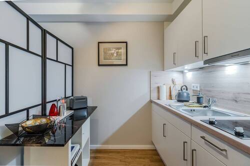 Der Küchenbereich mit Einbauküche - 1 Zimmer Etagenwohnung in Berlin