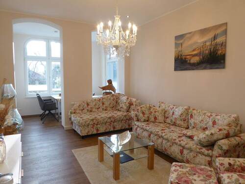 Wohnzimmer - Topsanierte und hochwertige Eigentums-Ferienwohnung mit Wintergarten in strandnaher und zentraler Lage im schönen Seebad Bansin