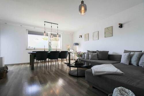 Wohnzimmer - Ihr Alterswohnsitz? 4 Zimmer Wohnung in Citylage mit Balkon und Tiefgaragenstellplatz...