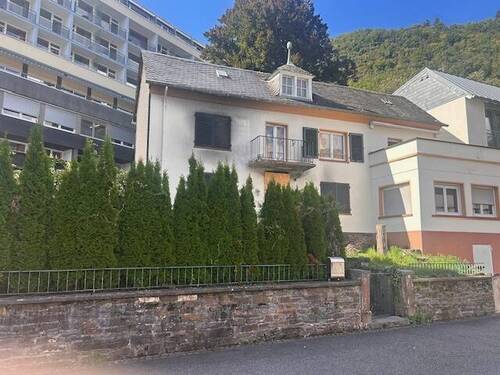 Außenansicht - Sanierungsobjekt für Handwerker nach Brandschaden