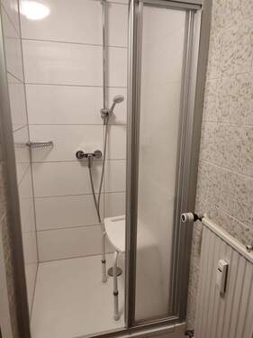 Bad mit Dusche - 