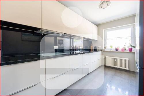 Küche - Helle 4-Zimmer-Wohnung mit hochwertiger Ausstattung, Südbalkon, Garage und XL-Keller