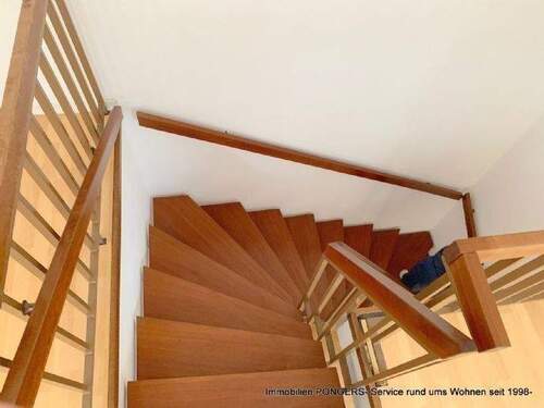 gut begehbare Treppe zur 2. Ebene - 