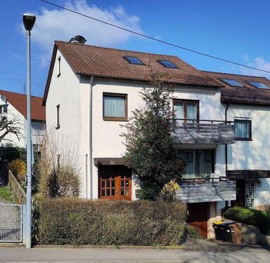 Aussenansicht - Familienglück mit Gartenidylle-großzügiges Reihenendhaus mit viel Potential