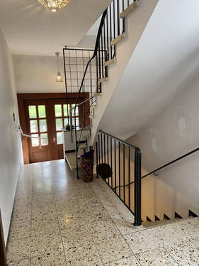 Eingang mit Treppenhaus - 5 Zimmer Reihenendhaus zum Kaufen in Leinfelden-Echterdingen