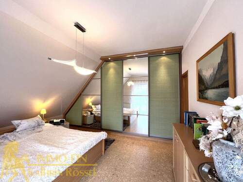 OG: Großes Schlafzimmer mit Einbauschrank - 