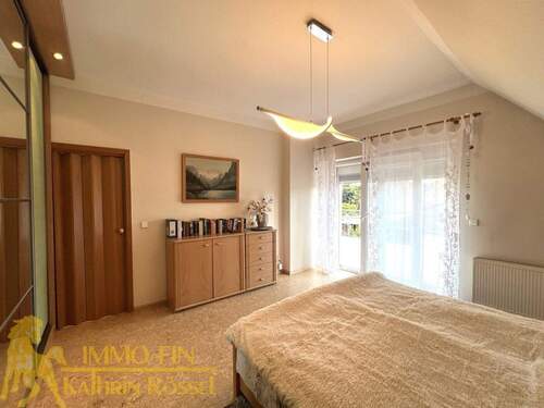 OG: Großes Schlafzimmer mit Dachterrassenzugang - 