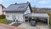 Vorderansicht Süd West Titel - Zukunftssicheres Familienhaus mit Energieeffizienz A+, großem Garten & vielseitigem Hobbyraum