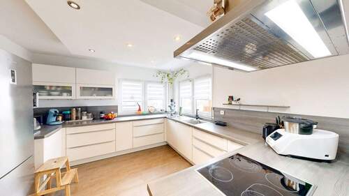 Offen gestaltete Küche - 5 Zimmer Mehrfamilienhaus, Wohnhaus zum Kaufen in Triefenstein