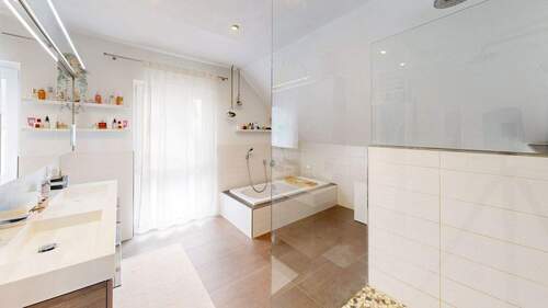 Familien-Tageslichtbad im OG - 