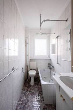 Tagesbelichtetes Bad mit Wanne - 