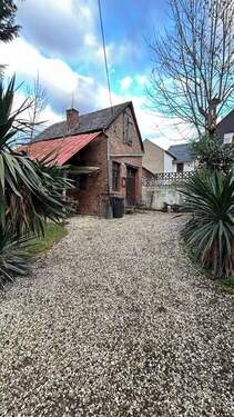 Innenhof mit Nebengebäude - Charmantes, freistehendes Bruchsteinhaus mit Nebengebäude in Zeltingen-Rachtig