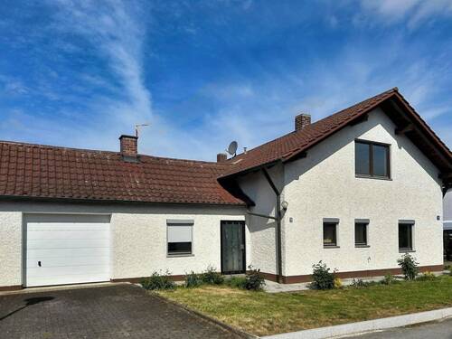 Außenansicht Altbau mit Garage - 