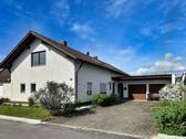 Ansicht mit Doppelgarage - 