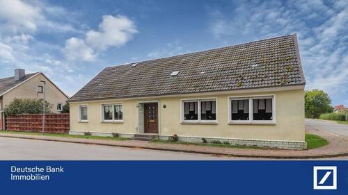 Straßenansicht - Idyllisches Einfamilienhaus mit großzügigem Grundstück und rustikaler Scheune