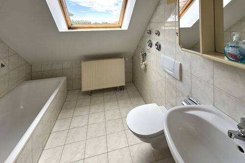 Bad mit Wanne, Dusche, WC - 