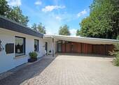 Hofansicht mit Doppelcarport - 5 Zimmer Bungalow zum Kaufen in Klein Rönnau