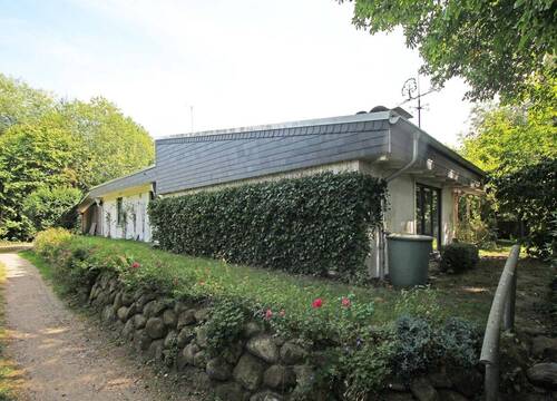 Seitenansicht mit Wanderweg - 5 Zimmer Bungalow in Klein Rönnau