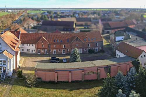 Blick in den Vier-Seitenhof - 1 Zimmer Mehrfamilienhaus, Wohnhaus in Zörbig