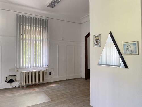 ehem. Praxisraum EG - Einfamilienhaus mit 735,00 m&sup2; in Hirschberg zum Kaufen