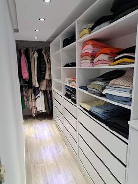 Begehbarer Kleiderschrank UG eingrichtet - 