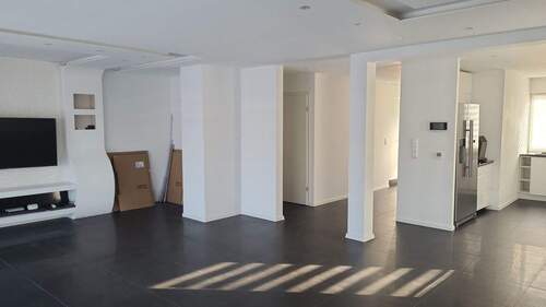 großer Wohnbereich mit offener Küche - 