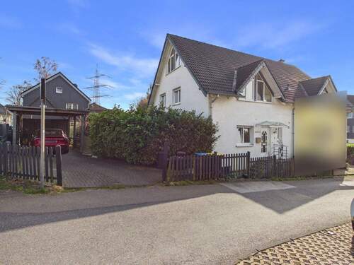 Hausfront - 6 Zimmer Doppelhaushälfte zum Kaufen in Solingen