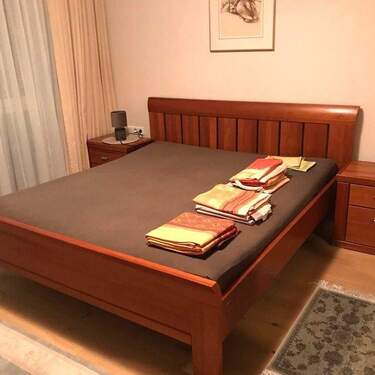 Massives Doppelbett von Hülsta mit Nachtschränken, geräumigen Schiebekleiderschrank und maßangefertigten Vorhängen und Gartinen sowie einigen Bildern an den Wänden und Läufern. - 