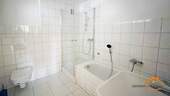 Bad mit Dusche und Wanne - 
