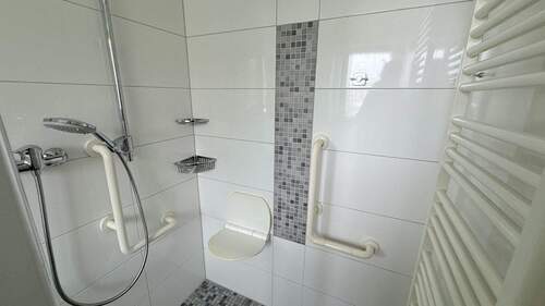 große bodengleich geflieste Dusche - 