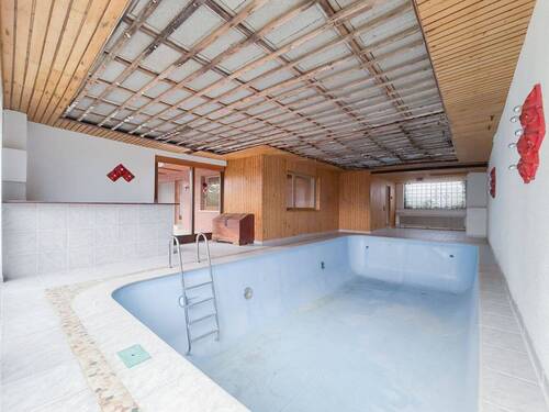 Schwimmhalle/Hobbyraum - 